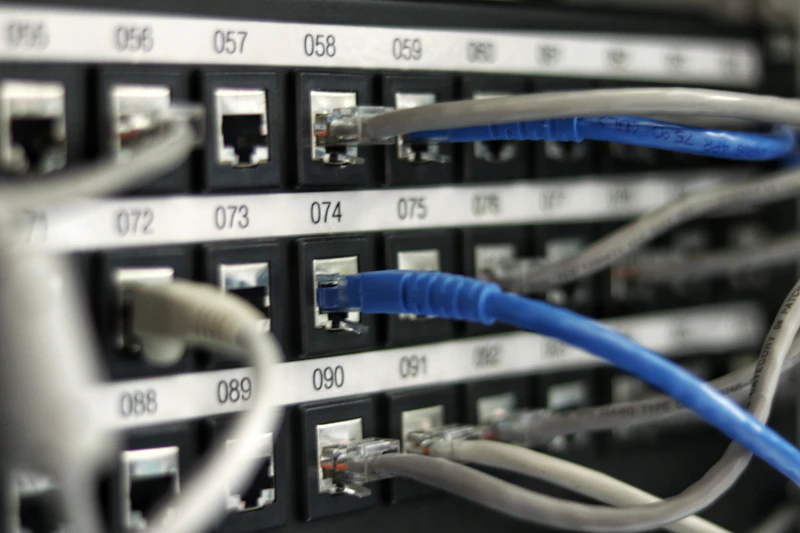 Fileiras de racks em um centro de dados com cabeamento organizado